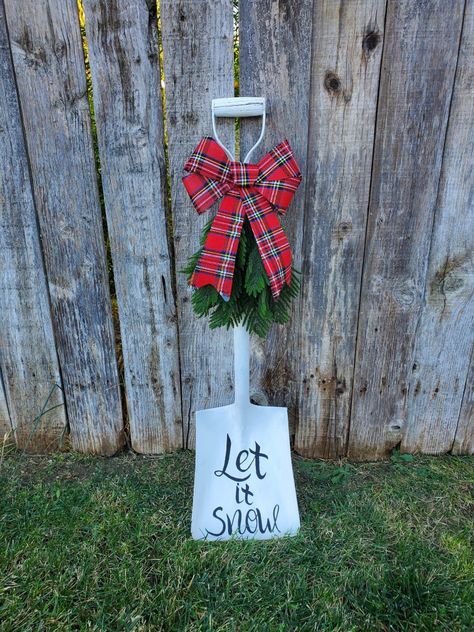 Winter Shovel Decor, Shovels Decorated, Shovel Decor, Shovel Craft, Shovel Art, Old Garden Tools, Snowman Ideas, Christmas Staircase, Rustic Christmas Decor