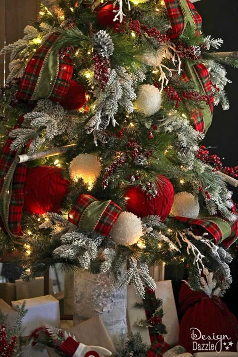 Christmas Candle Crafts, Silver Christmas Tree Decorations, Christmas Tree Decorating Tips, Pretty Christmas Decorations, Elegant Christmas Trees, Tartan Christmas, Plaid Christmas Tree, Unique Christmas Trees, Christmas Tree Inspiration