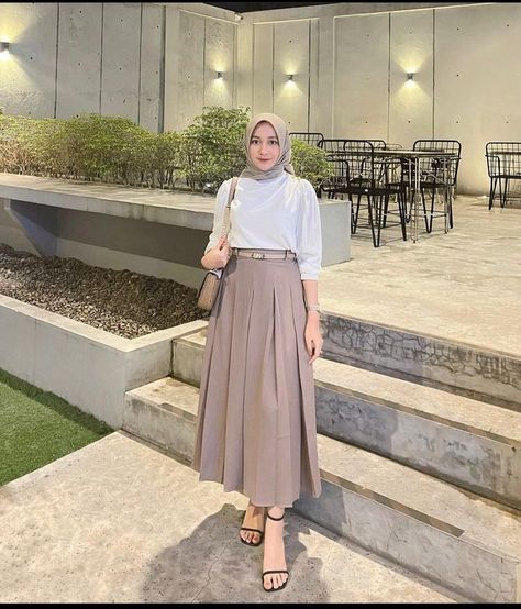 Outfit Guru, Hijab Heels, Outfit Hijab Casual Rok, Outfit Kantor, Ootd Formal, Outfit Rok, Corporate Attire Women, Outfit Ngampus, Outfit Hijab Casual