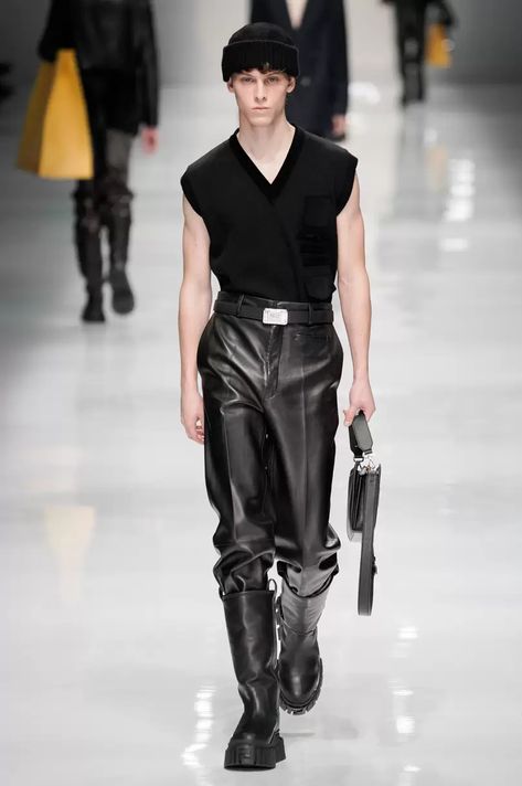 Baddie Stuff, Winter Menswear, Milan Fashion Week Men, Men Fashion Show, Men Stylish Dress, Foto Ideas Instagram, Menswear Fashion, Menswear Collection, Leather Outfit