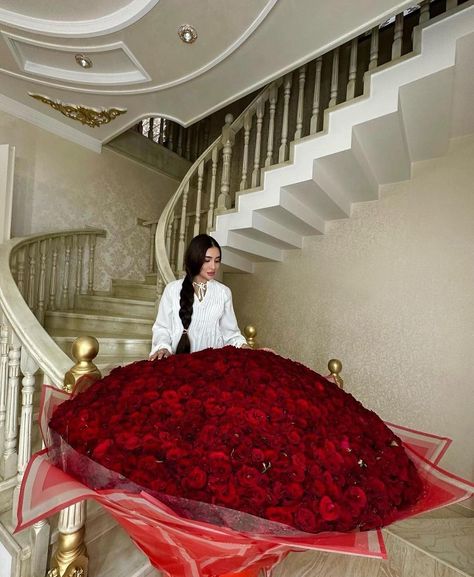 Huge Rose Bouquet, Luxury Life Aesthetic, Angelic Aesthetic, Roses Luxury, Luxury Bouquet, Luxury Flower Bouquets, Money Flowers, Custom Bouquet, Nothing But Flowers