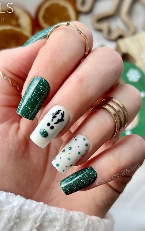 Green Reindeer Nails, Christmas Nail Polish Ideas Simple, Nail Art For Christmas Simple, Festive Christmas Nails Green, Christmas Simple Nail Art, Christmas Nail Ideas 2023, Red And Green Short Nails, Green Christmas Nails Coffin, Christmas Nails 2023 Green