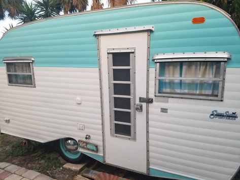 Take a photo tour of this 1970 Serro Scotty Sportsman or hop on over to airbnb to rent this vintage camper for your next vacation. Trailer Exterior, Scotty Camper, Vintage Camper Art, Vintage Glamping, Vintage Motorhome, Serro Scotty, Vintage Camper Interior, Classic Campers, Vintage Camper Remodel