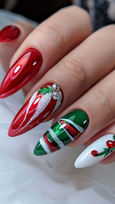 Christmas Nails Design, Christmas Nails Art, Trending Nail Art, Christmas Nail Design, Nail Art Noel, Christmas Nails Ideas, Nail Art Christmas, New Year Nails, Festive Nail Art