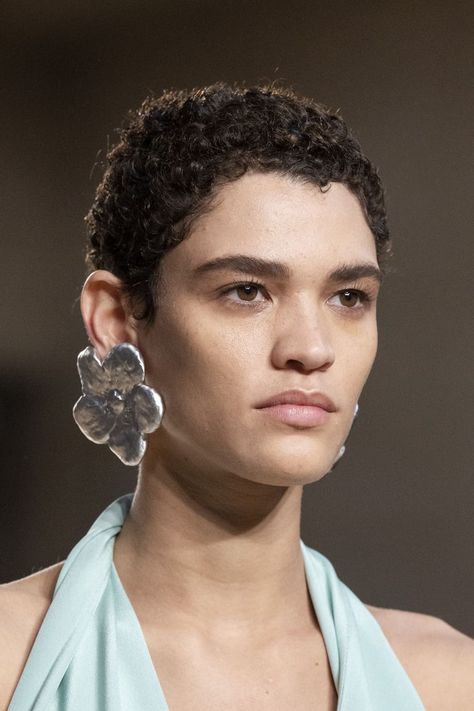 Runway Earrings, Runway Jewelry, Chunky Earrings, Trendy Fashion Jewelry, Earring Trends, Milan Fashion Weeks, Fashion Advertising, Fall Jewelry, Fall 2023