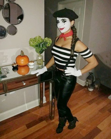 Mime Costume, Ideas Disfraz, Clown Costume Women, Clown Pics, Mime Makeup, Diy Costumes Women, Female Clown, Halloween Makeup Pretty, Cute Clown