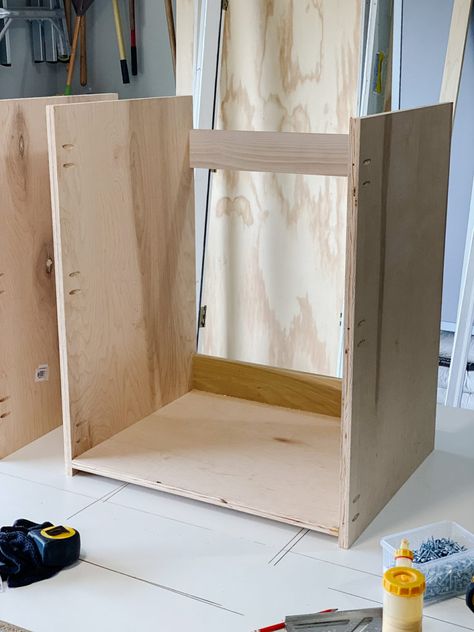 HOW TO BUILD BASIC CABINET BOXES WITH KREG! - making pretty spaces Diy Wall Cabinet, Diy Kitchen Cabinets Build, In Wall Cabinet, Building Kitchen Cabinets, Diy Bookshelf, Cabinet Diy, Kitchen Base Cabinets, Cabinet Plans, Cabinet Boxes