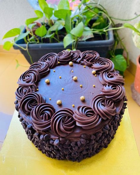 Crust and Creams by Pragati on Instagram: "Chocolate choco chip cake 🍰 Frosted with our signature chocolate ganache 😊 SWIPE and tell me if you’re not drooling 🤤 . . . #cake #cakes #customisedcakes #cakeoftheday #cakedecorating #cakedecoration #cakeboss #baker #homebaker #egglesscakes #cakedecoration #cakedecor #food #birthdaycake #chocolate #chocolatecake #cakesofinstagram #love #delicious #cakeart #birthday #dessert #bakery #cakecakecake @buzzfeedtasty @indiafoodnetwork @cupcakeproject @ba Choco Chips Cake Design, Choco Cake Decoration, Choco Chips Cake, Dessert Bakery, Unique Cakes Designs, Holiday Desserts Christmas, Circle Cake, Chocolate Ganache Cake, Chocolate Truffle Cake