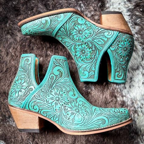 Tooled Boots, Cowboy Heels, White Chocolate Caramel, Western Business, Turquoise Heels, Turquoise Boots, Hay Bag, Fashion Palette, Bota Country