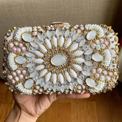 Indian Bride Traditional, Bridal Clutches, Fancy Clutch, Accessories Indian, Diy Wall Art Decor, Traditional Jewellery, Wedding Planning Websites, Wedding Clutch, Bridal Clutch