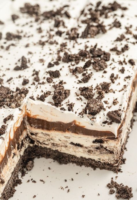 Layered dessert lush inside a pan Oreo Lush, Oreo Delight Dessert, Banana Pudding Chessman Cookies, Oreo Layer Dessert, Oreo Whipped Cream, Oreo Lasagna, Cheesecake Deserts, Dessert Lasagna, Oreo Delight