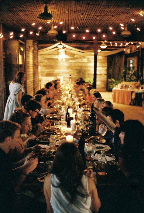 beautiful composition again not viable because of product placement Kinfolk Dinner, Intimate Party, Kinfolk Magazine, Grande Table, Dinner With Friends, Long Table, Future Wedding, Garden Party, Tablescapes