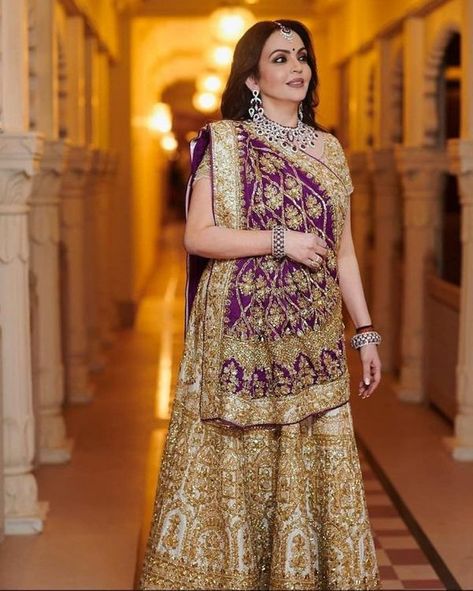 Here's How Nita Ambani Nailed The 'Mother Of The Bride' Look At The Grand Ambani Wedding! Brides Mother Indian Outfit, Ambani Wedding, Mother Of The Bride Looks, Radhika Merchant, Nita Ambani, Brides Mom, Mother Of Bride Outfits, Bride Outfits, Indian Bridal Dress