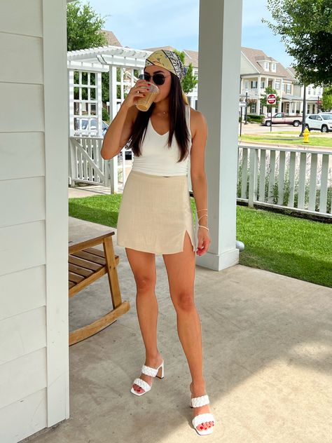 Beige Outfit Ideas Summer, Casual Beige Mini Skirt For Summer, High Waist Beige Mini Skirt For Summer, Spring Beige Skort, Linen Mini Skirt Outfit, Beige Summer Brunch Mini Skirt, Chic Beige Mini Skort, Beige Linen Skirt, Bali Dress