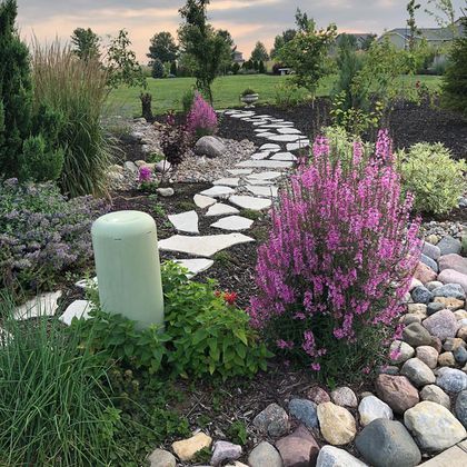 Xeriscape Garden Ideas Xeroscaping Backyard, Backyard Landscaping With Rocks, Grassless Front Yard, Plant Landscaping Ideas, Dry Landscaping, Front Yard Deck, Xeriscape Yard, Landscaping Texas, Front Lawn Ideas