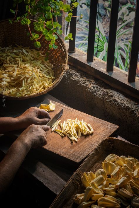 Kerala traditional jackfruit chips making ... Kerala Food Photography, Farmers Market Signage, Jackfruit Chips, Market Signage, Cover Photoshoot, Chef Dishes, Photography Set Up, Kitchen Planning, Kitchen Photography