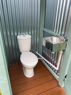 Glamping Toilet, Outdoor Half Bath, Diy Outdoor Bathroom, Outdoor Toilet And Shower Ideas, Outdoor Toilet Design, Outdoor Toilet Ideas, Outdoor Bathroom Toilet, Outdoor Toilet And Shower, Diy Septic System