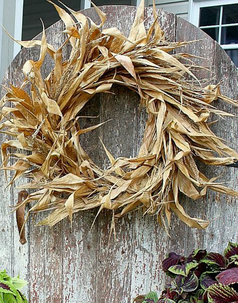 Diy Fall Wreaths, Corn Husk Wreath, Diy Fall Decor Ideas, Easy Fall Wreaths, Diy Fall Decor, Fall Thanksgiving Wreaths, Dried Wreath, Fun Fall Crafts, Dried Corn