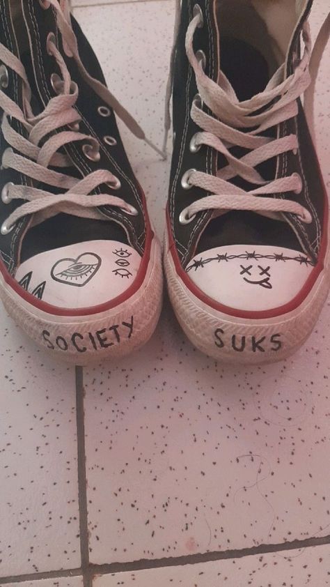 Converse Drawing, Doodle Shoes, Sharpie Shoes, Converse Design, Grunge Shoes, Shoes Quotes, Diy Sneakers, Dr Shoes, Shoes Drawing