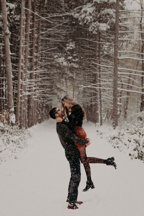 Winter Snow Engagement Photos Outfit, Winter Nature Engagement Photos, Cute Winter Engagement Outfits, Winter Dress Engagement Photos, Engagement Photos Snow Picture Ideas, Winter Wonderland Engagement Photos, Cute Winter Photoshoot Ideas Couples, Winter Anniversary Photos, Winter Picture Ideas For Couples