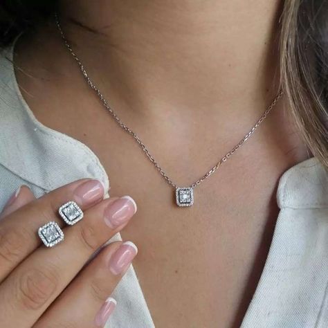 Classy Jewelry Necklaces, Sleek Diamond Necklace, Handmade Jewelry Ideas, Jewelry Classy, Eternity Necklace, Small Pendants, Sparkly Accessories, Diamond Pendent, Diamond Pendants Designs