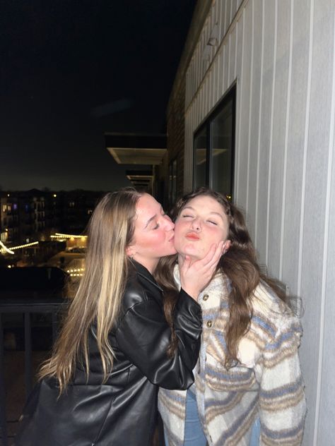 #newyear #friendshipgoals #friendposes #happy #aesthetic #fashion #friendgroup #kisses #besties #friendsforlife Bestie Kiss Pic, Best Friend Kissing Poses, Friends Kissing Friendship, Pictures To Take With Your Best Friend At Home, Bestie Kissing, Bestie Kissing Photo, Besties Kissing On The Cheek, Bff Kiss, Funny Friendship Pictures