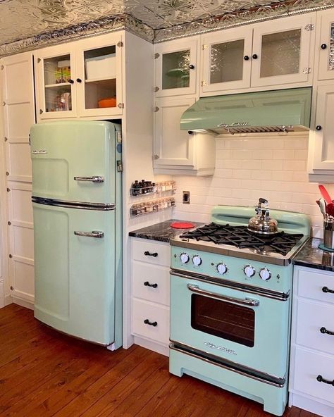 Retro Kitchen Appliances, Jadite Green, Kitchen Ikea, Big Chill, Casa Vintage, Big Kitchen, Classic Kitchen, Kitchen Vintage, Kitchen Farmhouse