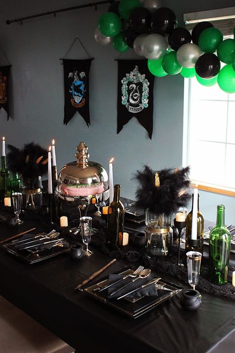 Slytherin Dinner Party, Slytherin Party Ideas, Slytherin Themed Party, Slytherin Aesthetic Party, Harry Potter Birthday Party Ideas Slytherin, Slytherin Birthday Party Decorations, Slytherin Party Decorations, Slytherin Birthday Party Ideas, Slytherin Birthday Party