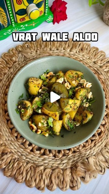 Aloo Recipes, Pepper Powder, Green Chilli, Boiled Potatoes, Curry Leaves, Ghee, Recipes Easy, Potato, Ginger