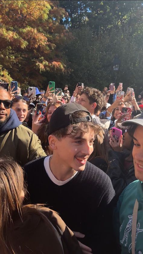 Ga6ptXIW4AAXXJp (944×1676) Washington Park, Timmy T, Washington Square Park, Manhattan Nyc, Washington Square, Hot Actors, Timothee Chalamet, Look Alike, Pastel Aesthetic