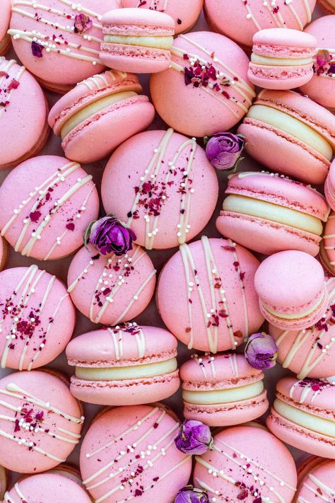 Raspberry Rose Macarons, Rose Macarons Recipe, Pink Macarons Aesthetic, Christmas Macaron Recipe, Chocolates Aesthetic, Flower Macarons, Flavored Macarons, Macaron Designs, Macarons Aesthetic