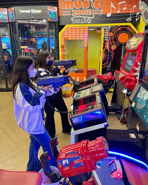 People Playing Arcade Games, Arcade With Friends, Arcade Friends, Arcade Pics, Arcade Shoot, Exhibition Ideas, Photo Games, Pose References, Shooting Games