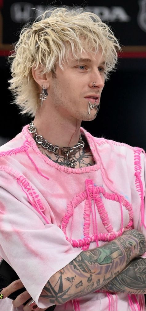 Men Perm Hairstyles Short, Mgk Hairstyle, Mgk Haircut, Mgk Hair, Giant Sofa, Men Perm, Colson Baker, Permed Hairstyles, Perm