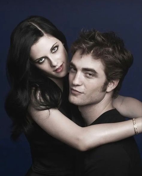 Bella Y Edward, Kristen And Robert, Robert Pattinson Twilight, Twilight Cast, Robert Pattinson And Kristen, Twilight Film, Edward Bella, Twilight Pictures, Twilight Series