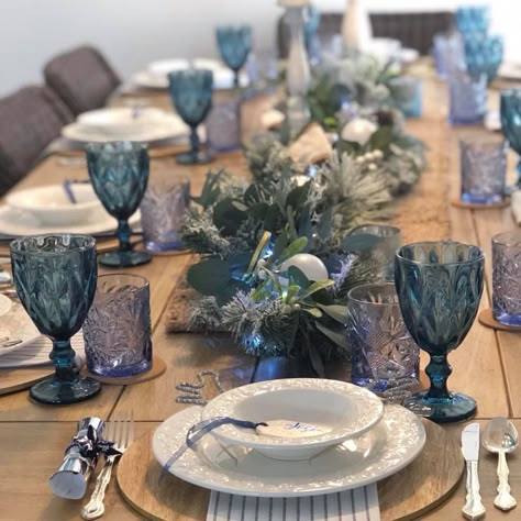 Blue Christmas Dining Table Decor, Blue Christmas Table, Table Setting Etiquette, Blue Decorations, Restaurant Table Setting, Christmas Dining Table Decor, Blue Autumn, Teal Decor, New Year Table