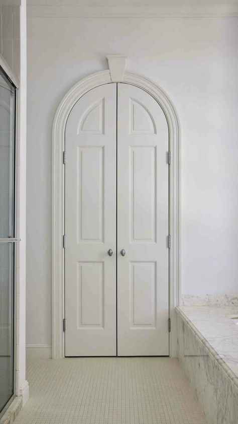 Arched Closet Doors, Southern Townhouse, Indoor Doors Ideas, Arch Door Design, Arch Doors, Arched Bathroom, Arched Interior Doors, Curved Door, Arch Door