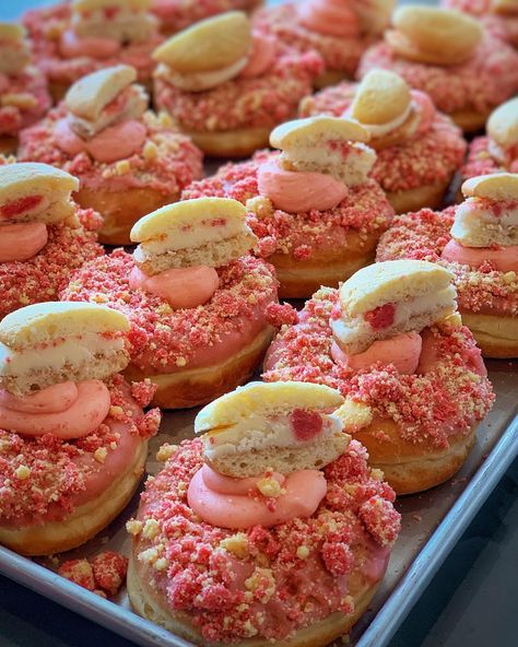 Mini Donut Recipes, Raised Donuts, Strawberry Donut, Bake Sale Treats, Donut Filling, Homemade Doughnuts, Strawberry Donuts, Whoopie Pie, Strawberry Buttercream