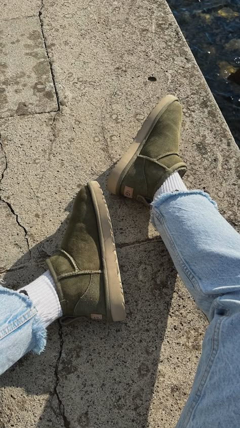 Green Uggs Outfit, Uggs Fashion, Green Uggs, Cozy Fall Outfits Aesthetic, Ugg Green, Model Streetwear, Autumn Mood Board, Aesthetic Lake, Fall Outfits Aesthetic