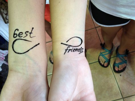 Bff Mehndi Design, Best Friends Mehendi Designs, Best Friend Mahendi, Best Friend Mehndi Design, Best Friend Henna Tattoos, Henna Matching Best Friends, Cute Sister Tattoos, Small Henna Tattoos, Cute Matching Tattoos