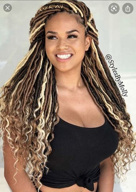 Faux Locs Blonde, Locs Blonde, Blonde Locs, Faux Locs Styles, Curly Faux Locs, Faux Locks, Soft Locs, Kanekalon Hairstyles, Locs Styles