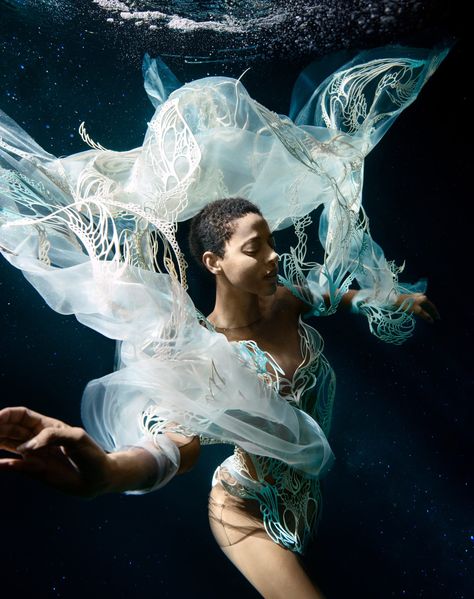 Iris van Herpen Spring 2023 Couture Runway Behind The Scenes, Spring 2023 Couture, Underwater Photoshoot, Underwater Portrait, 2023 Couture, Iris Van Herpen, Mermaid Aesthetic, Underwater Photos, Water Photography