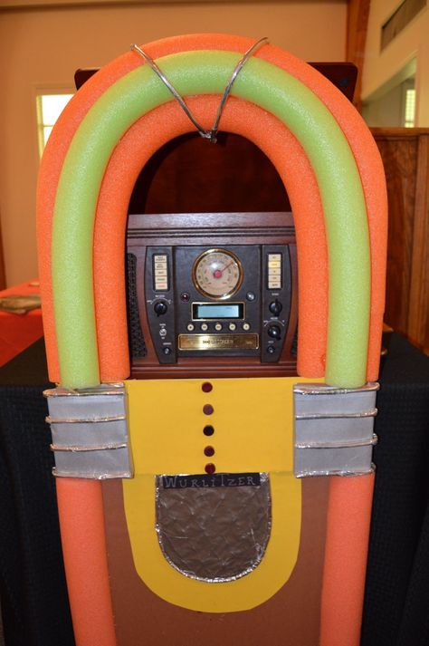 70s Float Ideas, Diy Jukebox Prop, Sock Hop Decorations, 1950s Party Ideas, 50s Halloween, 50th Birthday Themes, Grease Party, 50s Theme Parties, Retro Birthday Parties