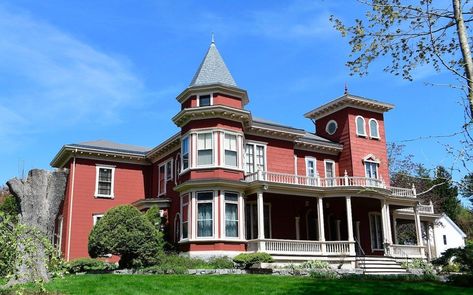 Stephen and Tabitha King Plan to Turn Maine Home into Archive and Writers Retreat Stephen King House, Native American Tribes Map, Writers Retreat, Pierce Dollhouse, Red Doors, Sims 4 Inspiration, Bangor Maine, Maine Lighthouses, Victorian Beauty