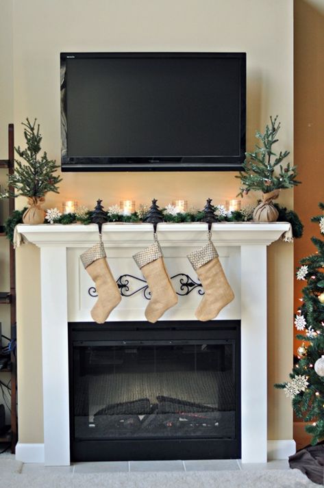 Beautiful simple Christmas mantel with burlap stockings! Christmas Mantels With Tv, Diy Christmas Fireplace, Christmas Fireplace Mantels, Mantel Decorating, Fireplace Mantel Decor, Christmas Fireplace Decor, Christmas Mantel, Christmas Mantel Decorations, Christmas Mantle