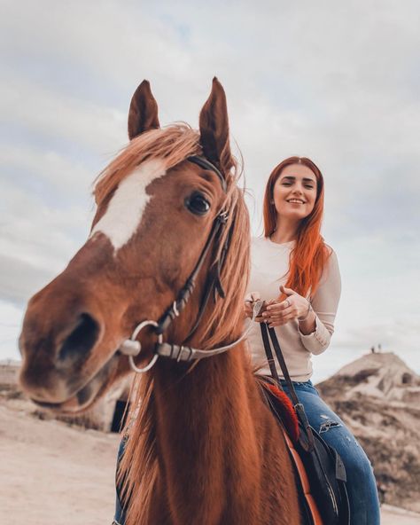 Deepika Hairstyles, Momina Mustehsan, Mahira Khan Dresses, Girl Horse, Beautiful Horses Photography, Social Activist, Mahira Khan, Girls Hijab, Influential Women