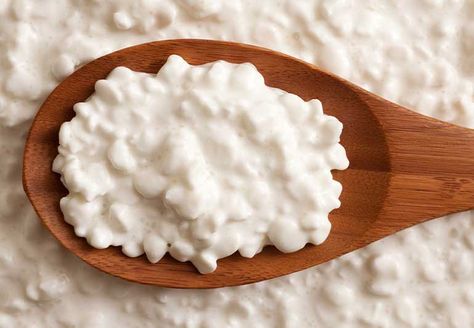 It may not be the most glamorous of cheeses, but cottage cheese delivers a lot of nutrition and plenty of health benefits. Learn why it deserves a second look. Things To Eat For Dinner, Cheese Benefits, Cottage Cheese Cheesecake, Cottage Cheese Bread, Food Entertaining Ideas, Cottage Cheese Recipes Healthy, Good Protein, Pack Lunches, Gallbladder Health