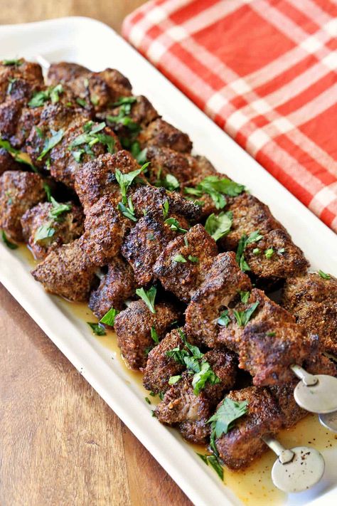 Tasty, boldly flavored beef kabobs are seasoned with chili powder, garlic, and cumin. Beef Kabobs In Oven, Oven Chicken Kabobs, Beef Shish Kabob, Kebab Recipes Beef, Beef Kabob Recipes, Broiled Steak, Steak Kebabs, Keto Waffles, Beef Kebabs