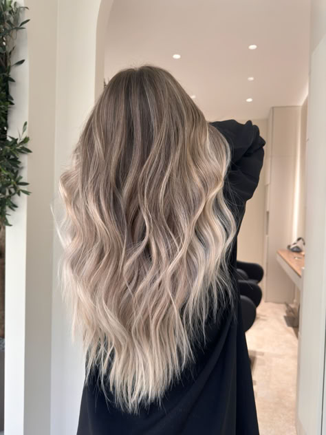 Balayage Signature blond beige Brown Root Blonde Balayage, Sandy Beige Blonde Hair Balayage, French Balayage Milky, White Blonde Balayage On Brown Hair, Blonde Balayage Medium Length Hair, Blonde Balayage On Pale Skin, Creamy Balayage, Blond Caramel Hair, Blonde Highlights Cool Tone