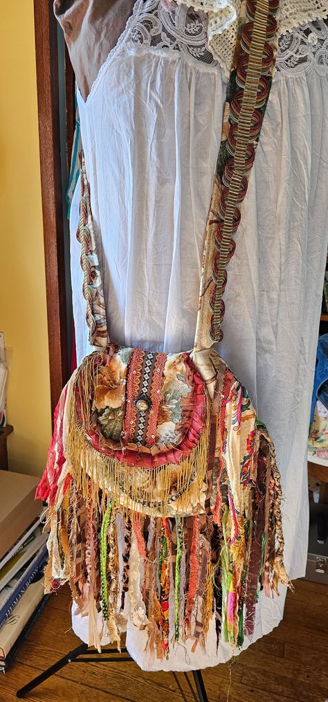 Handmade one-of-a-kind funky boho crissbody hippie bag with funky fringe, strap and embellishments.  Lined with pockets.  So cute! Free People Bag, Boho Bag Pattern, Funky Purses, Funky Bags, Fringe Crossbody Purse, Hippie Purse, Boho Crossbody Bag, Boho Purse, Free People Bags