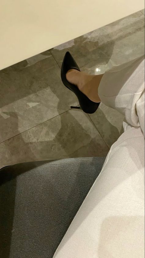 Pap Sandal, Heels Selfie, Heels Snap, Heels Work Outfit, A Little Life Book, Office Heels, Heels Aesthetic, Mode Zara, Vintage Flowers Wallpaper